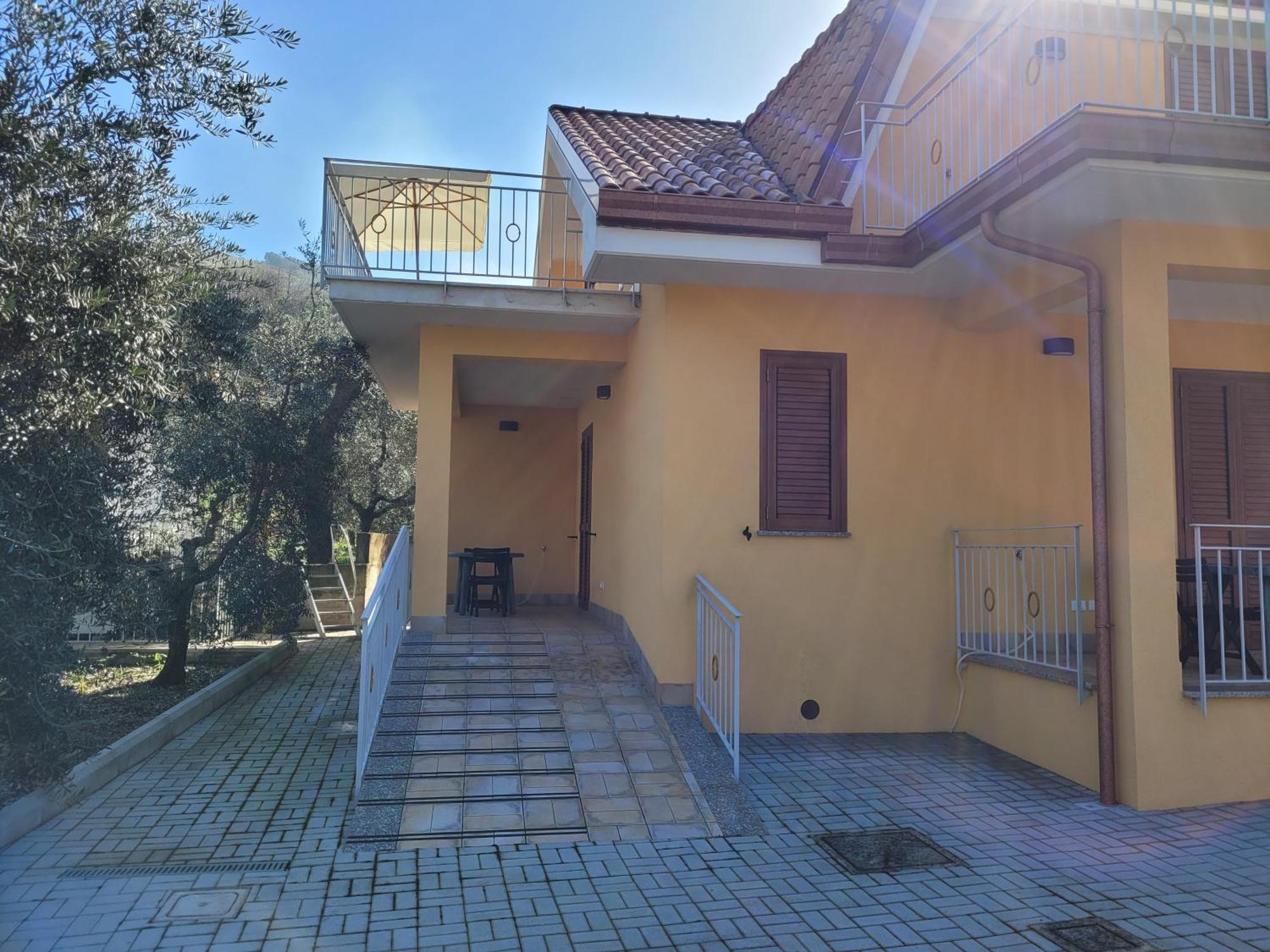Alloggio Turistico Magnifico Alessandro Valle Bernardo 04025 Lenola Lt Cir 19063 Nei Pressi Di 04022 Fondi Lt Ngoại thất bức ảnh
