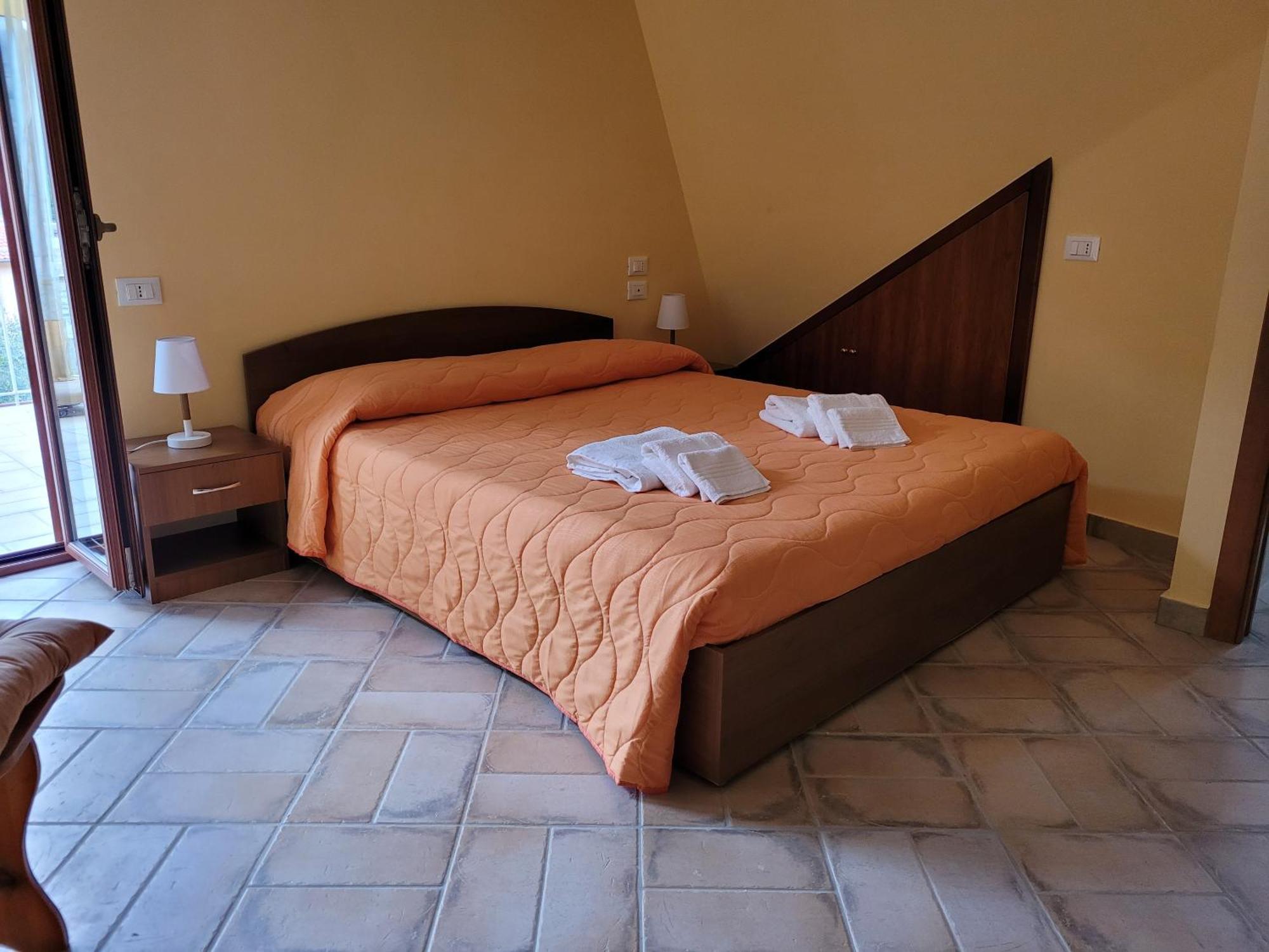 Alloggio Turistico Magnifico Alessandro Valle Bernardo 04025 Lenola Lt Cir 19063 Nei Pressi Di 04022 Fondi Lt Ngoại thất bức ảnh