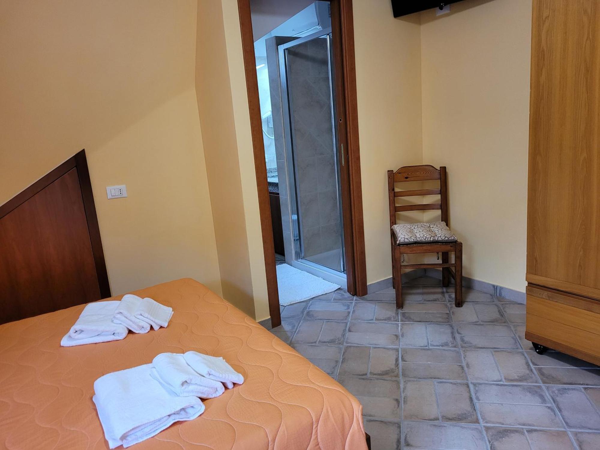 Alloggio Turistico Magnifico Alessandro Valle Bernardo 04025 Lenola Lt Cir 19063 Nei Pressi Di 04022 Fondi Lt Ngoại thất bức ảnh
